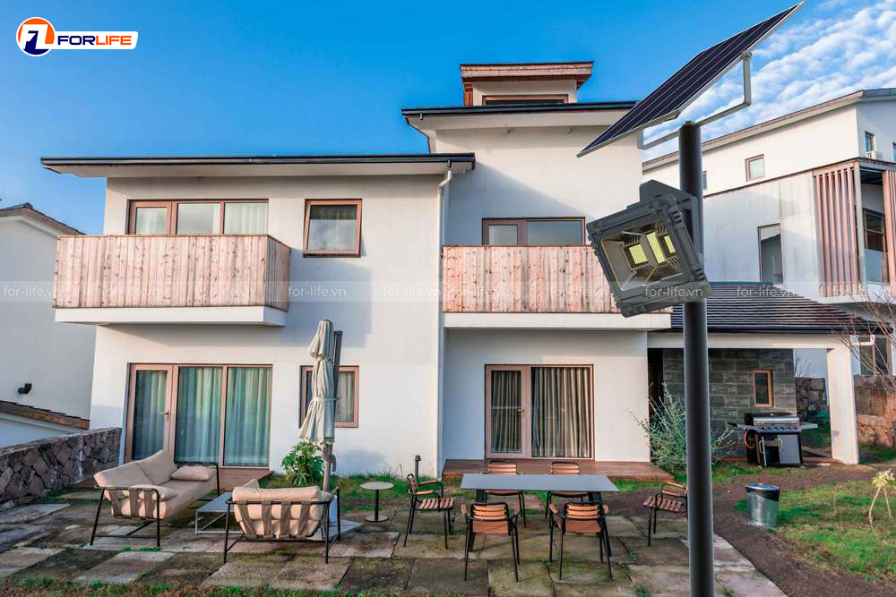 Đèn pha nlmt FORLIFE chiếu sáng sân vườn