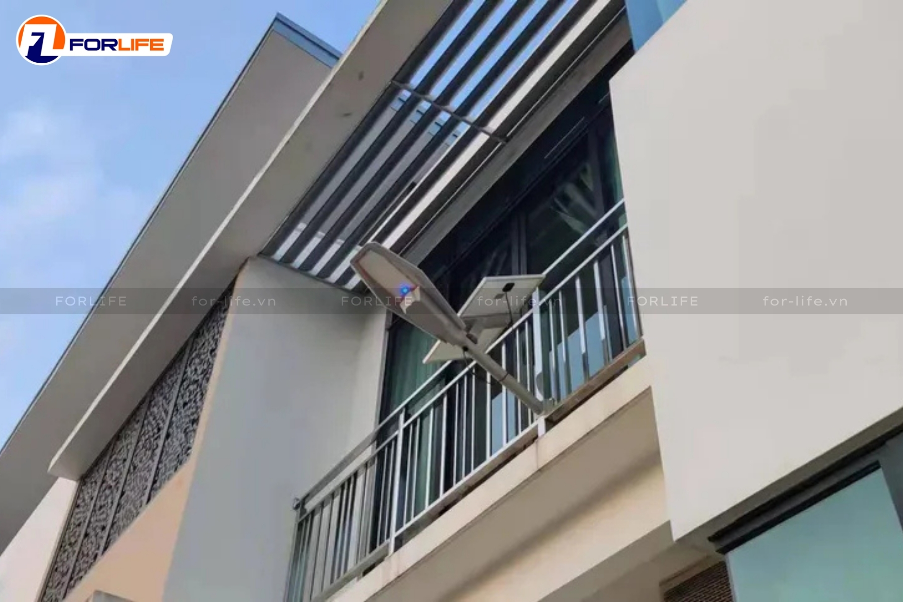 Đèn đường phi thuyền nlmt FORLIFE dễ dàng lắp đặt ở mọi vị trí
